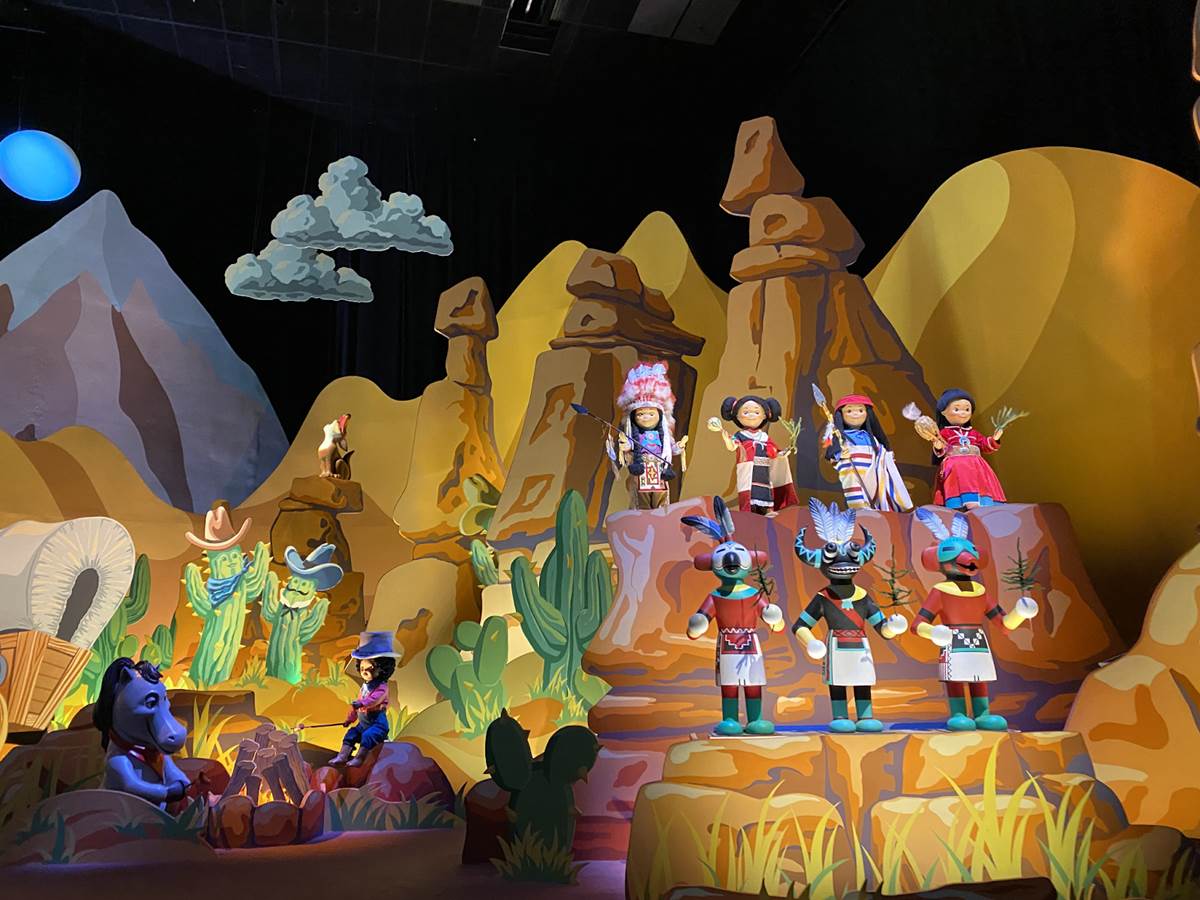 Photos/Video Disneyland Paris "it's a small world" Previews Begin
