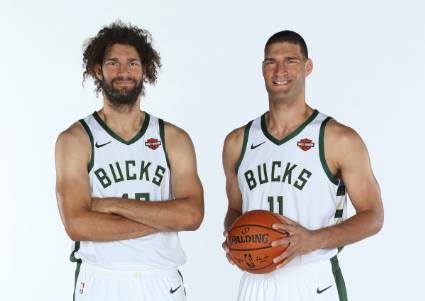 Bucks reunite Robin Lopez with brother Brook