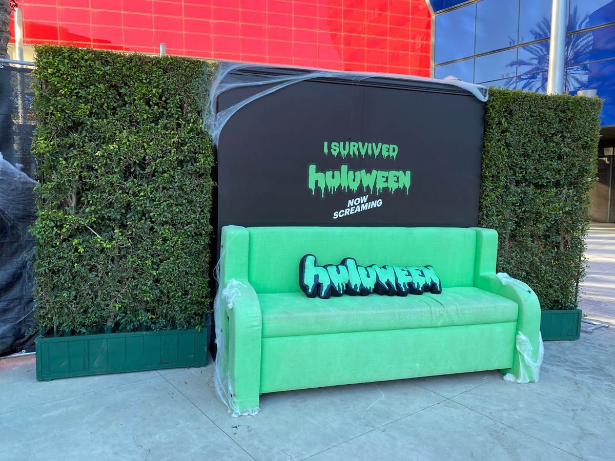 Photos Huluween "Now Screaming" Event Hosts PopUp Haunted Maze