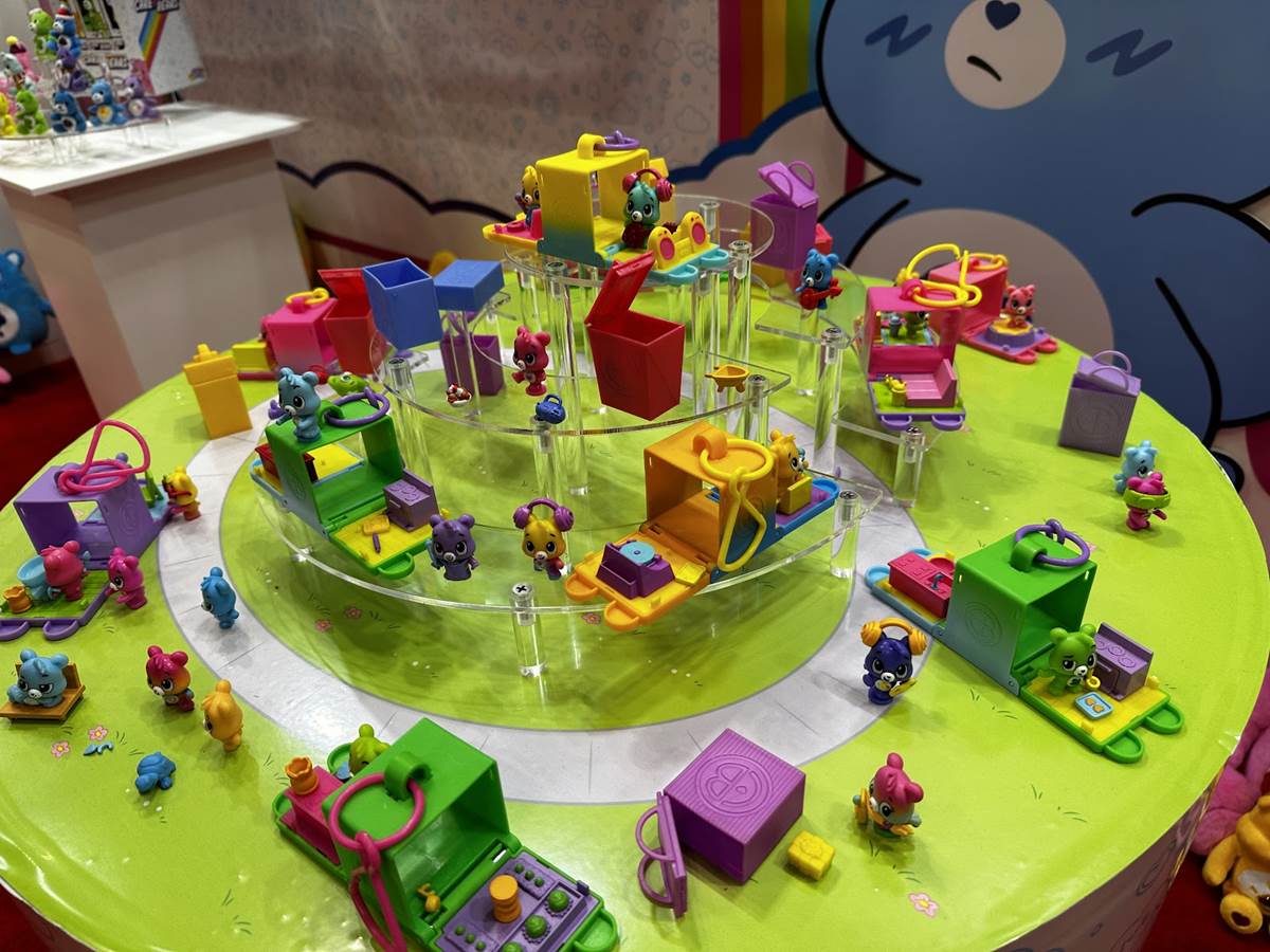 Toy Fair 2023: Basic Fun! Taps Into Nostalgia with Disney Lite-Brite,  View-Master, and VHS Collectible Figures (Plus 40th Anniversary of My  Little Pony and Care Bears) 