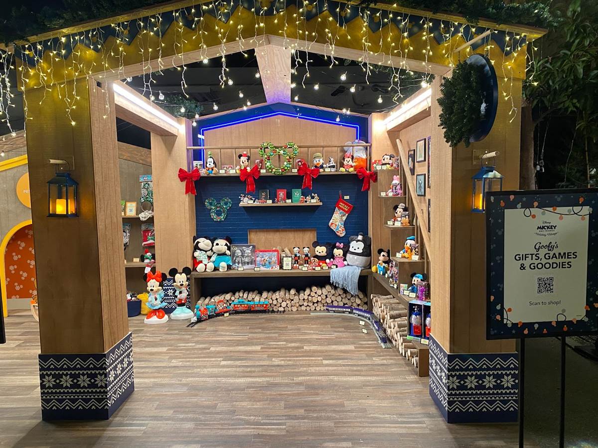 Photos: Mickey & Friends Holiday Village Pop-Up Shopping