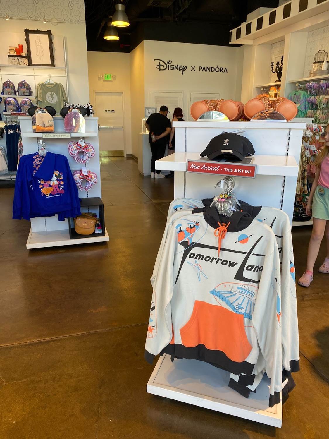 Photos Disney Dress Shop Moves to Temporary New Location, Replacing