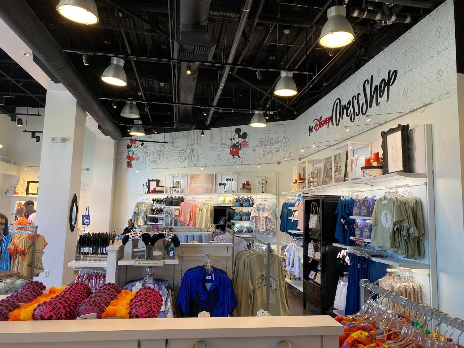 Photos Disney Dress Shop Moves to Temporary New Location, Replacing