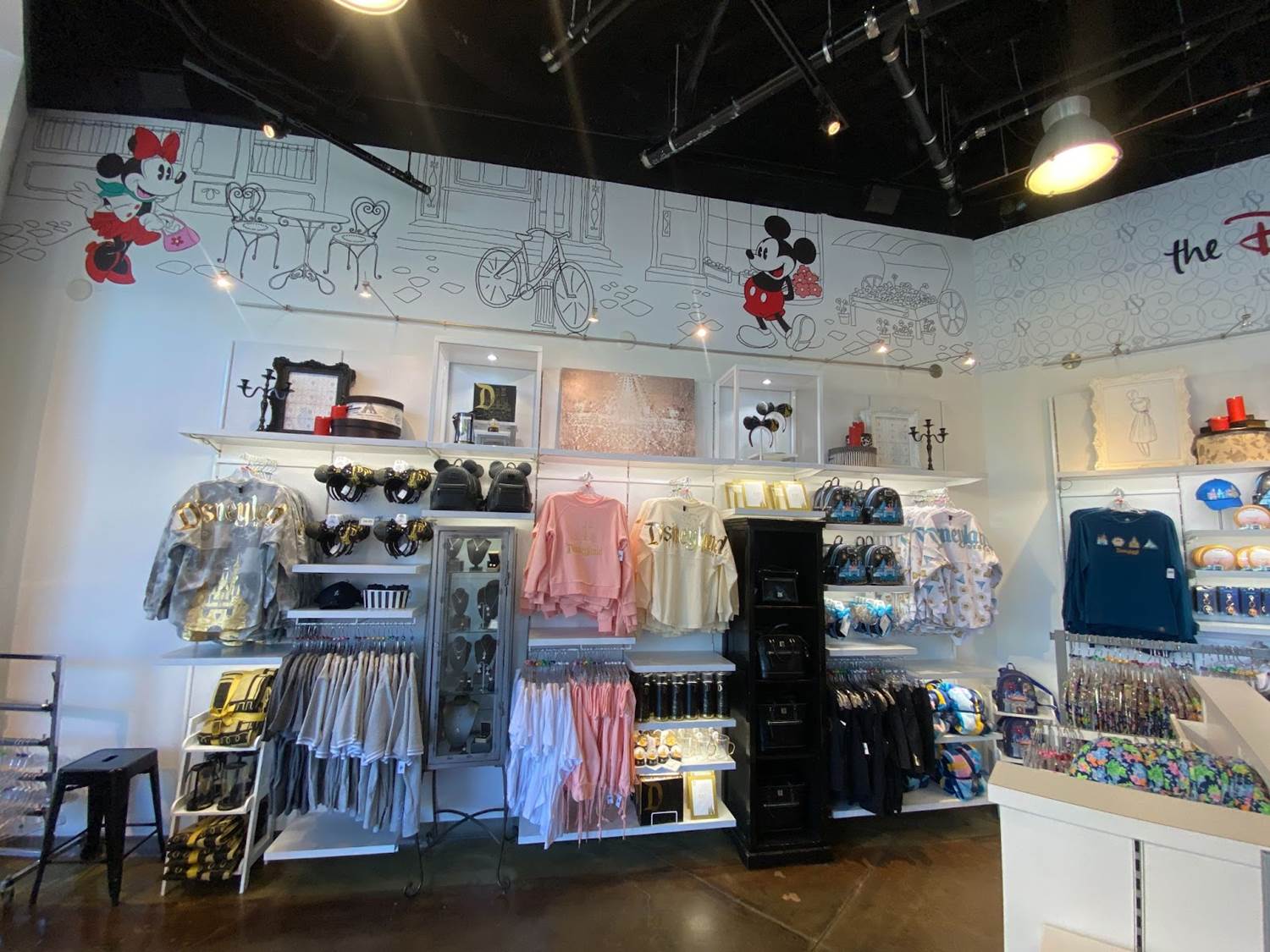 Photos Disney Dress Shop Moves to Temporary New Location, Replacing