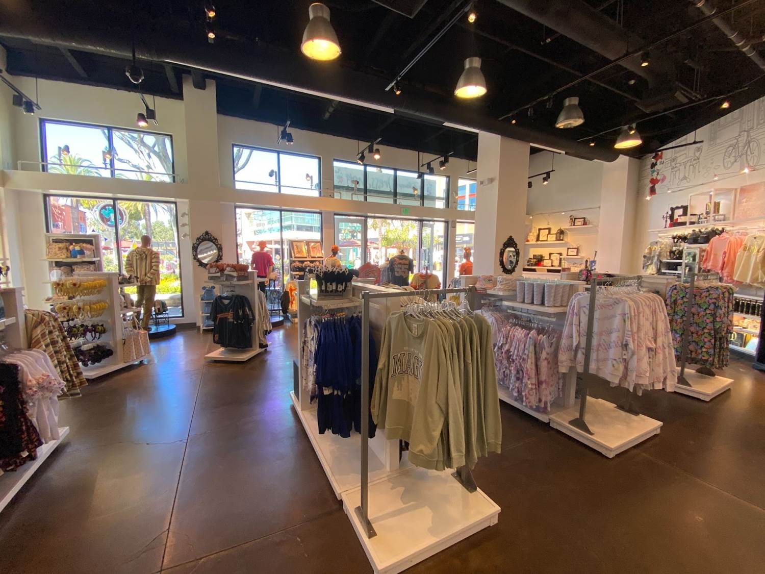 Photos Disney Dress Shop Moves to Temporary New Location, Replacing