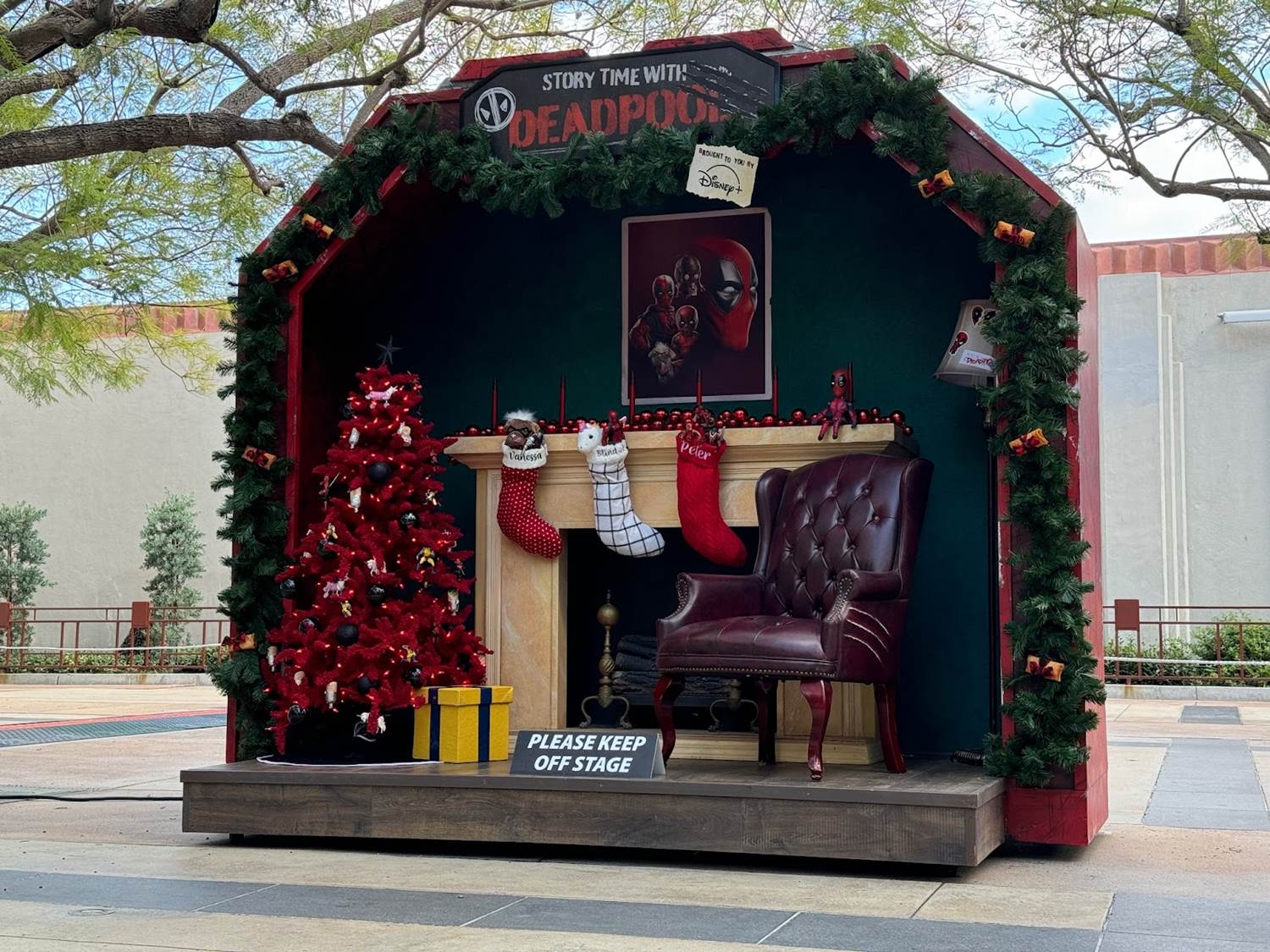 Photos / Video: Deadpool Tells the Story of “A Christmas Carol” in ...